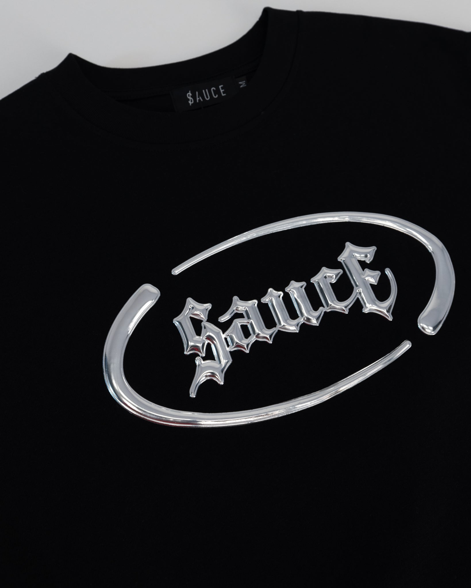 Sauce Model wearing a T -Shirt in Black close-up